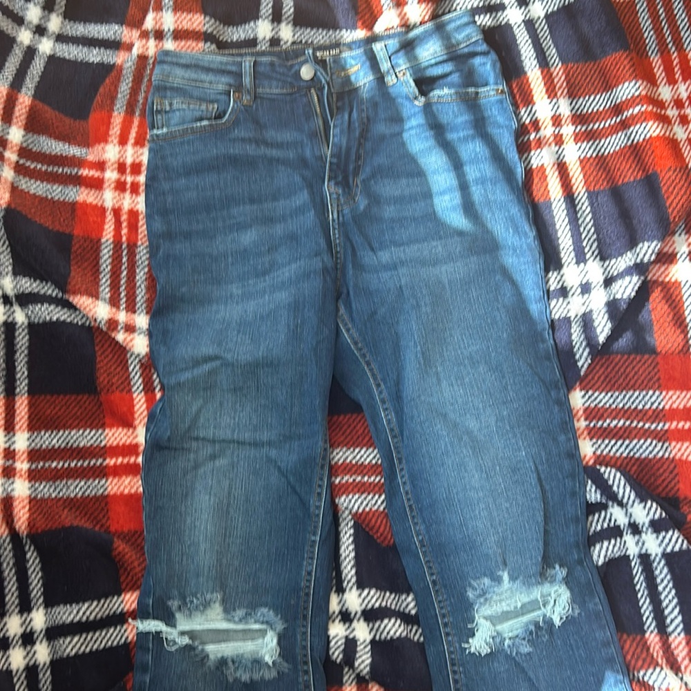 Blue ripped jeans in a size 3 never worn in good condition